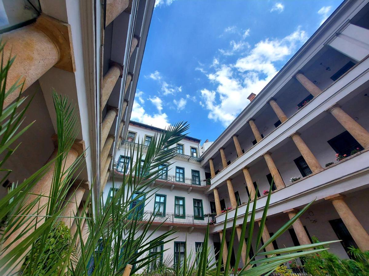 Home City Center Terrace Apartment — Photos 3